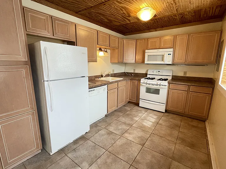 598 Wakefield Dr — Photo 4