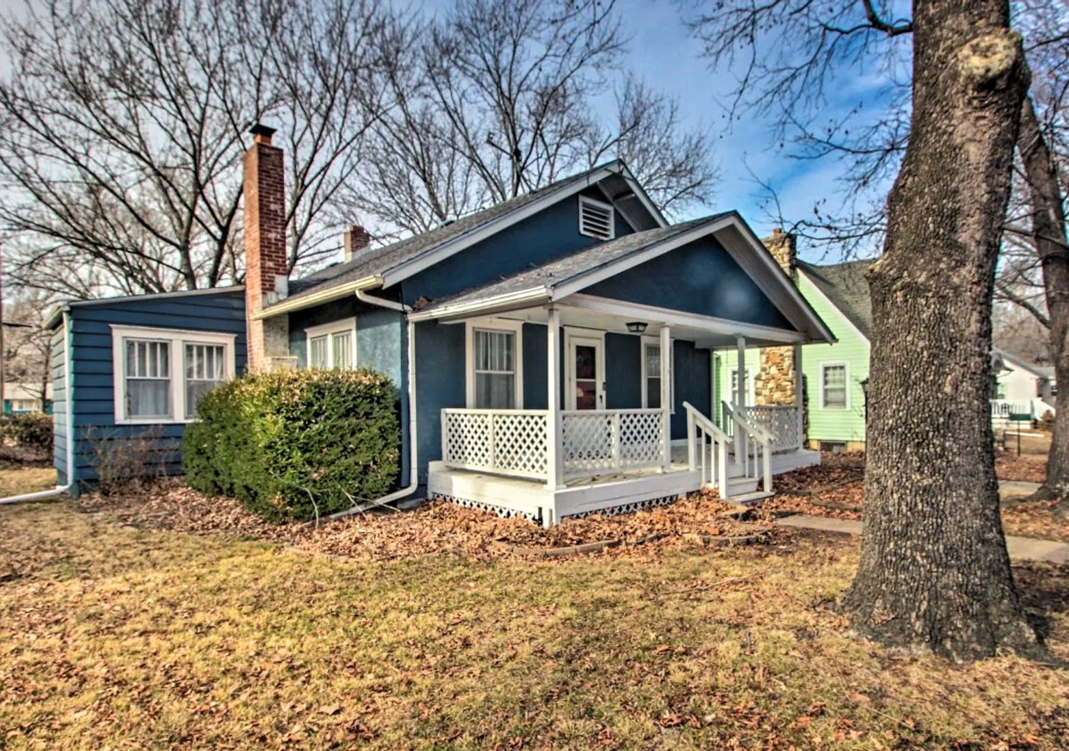 Newly remodeled, fully furnished adorable bungalow in a great location! — Photo 2