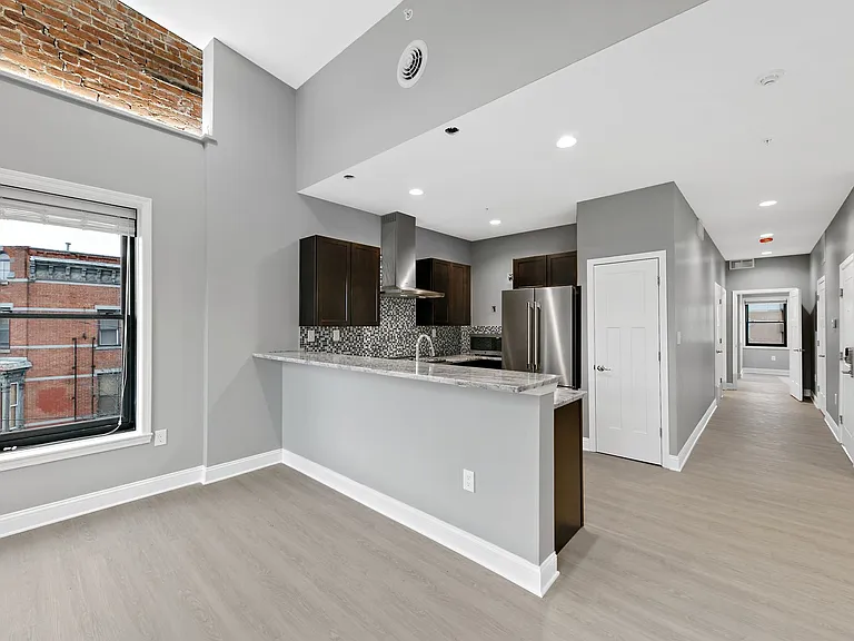 560 Madison Ave — Photo 8