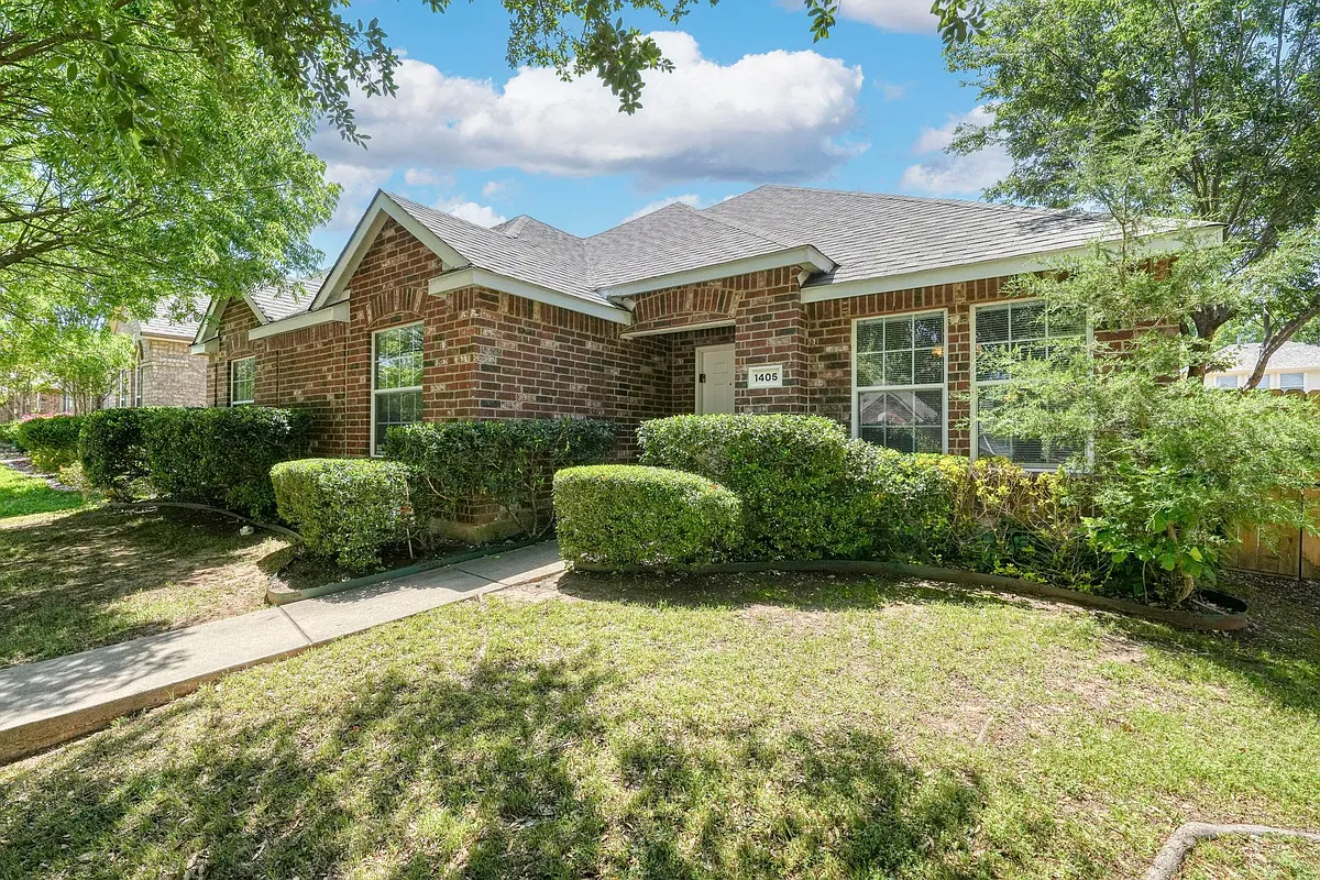 Building Photo - 1405 Cedar Springs Dr