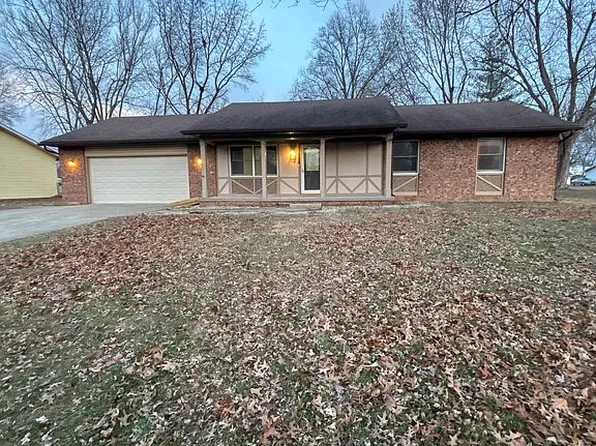 112 Donoho Dr, Salem, IL 62881