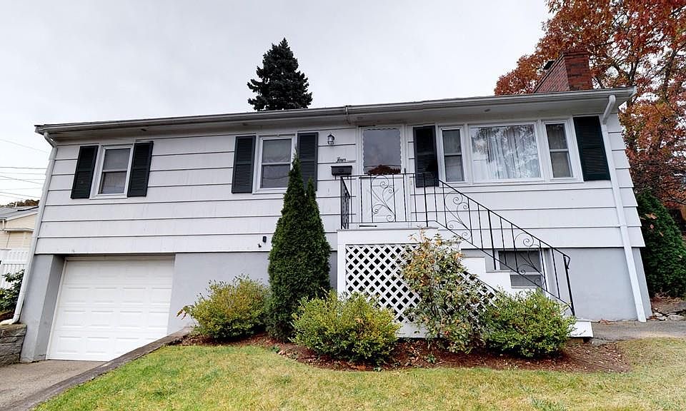 1st image of 4 Briar Hill Dr