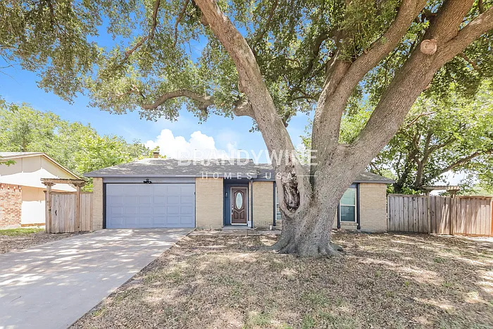 3 bed, 2.0 bath, 1417 sqft, $2,291 — Photo 2