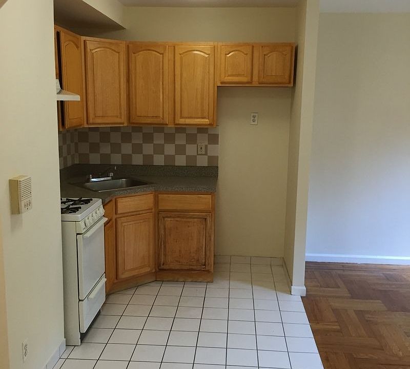 2nd image of 1335 E 12th St APT E1