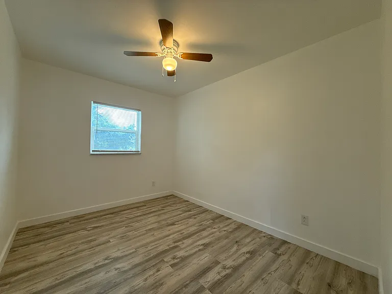1319 NE 34th Ave — Photo 15