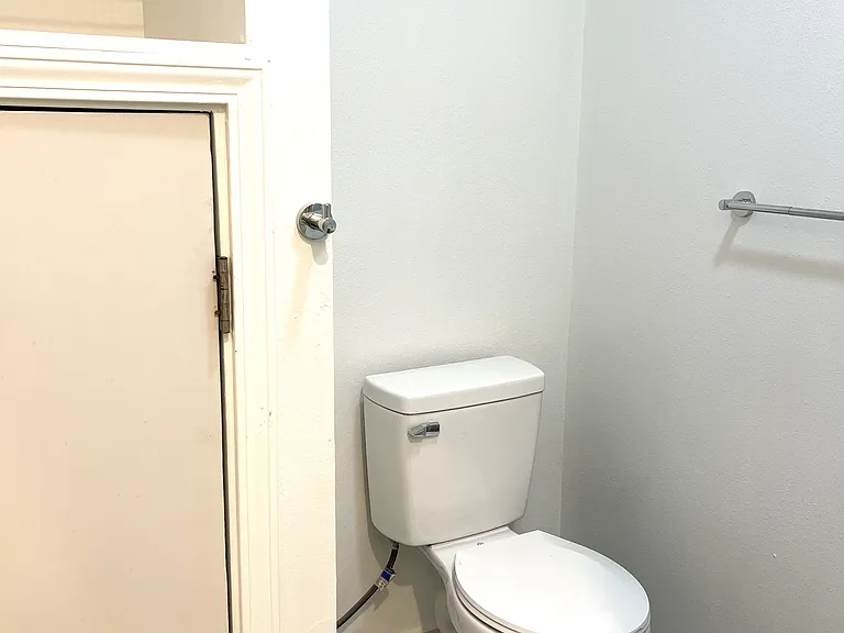 400 W Maple St #D — Photo 5
