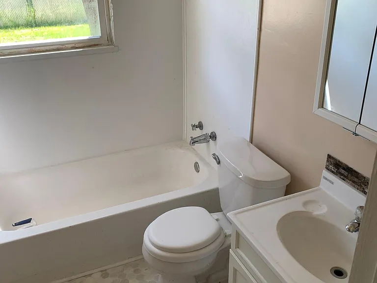 2417 E Elm St — Photo 8