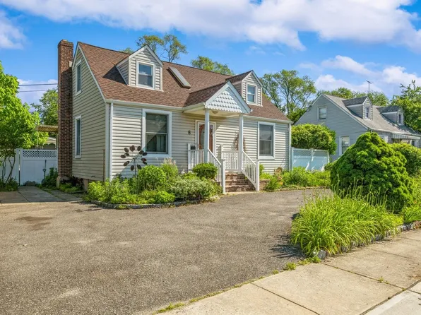 8 Sherman Place, Bethpage, NY 11714