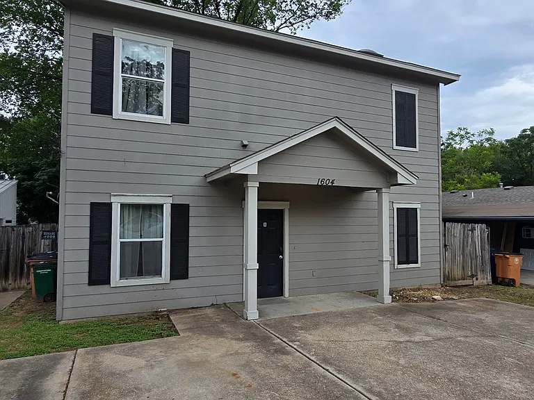1604 Singleton Ave — Photo 1