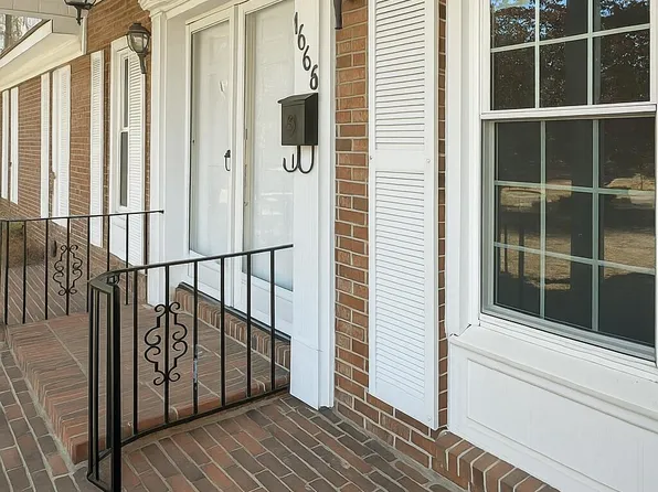 1668 Banbury Dr, Fayetteville, NC 28304