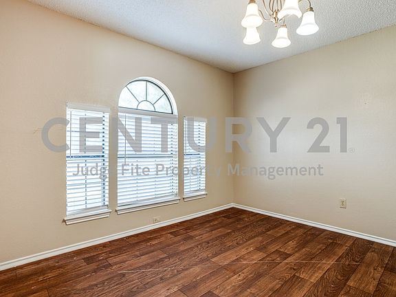 2nd image of 916 Sandhurst Dr