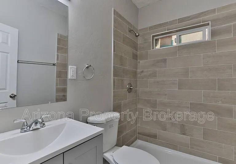 1538 E Pierce St #B — Photo 24