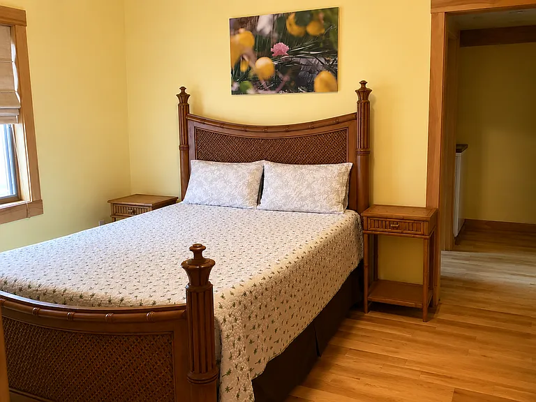 Bedroom w ceiling fan