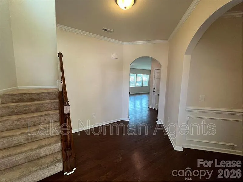 5 bed, 2.5 bath, 2540 sqft, $2,799 — Photo 4