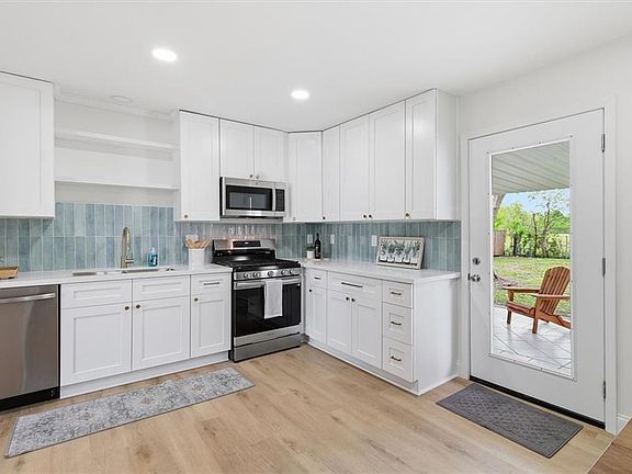 5th image of 536 Ruth Dr