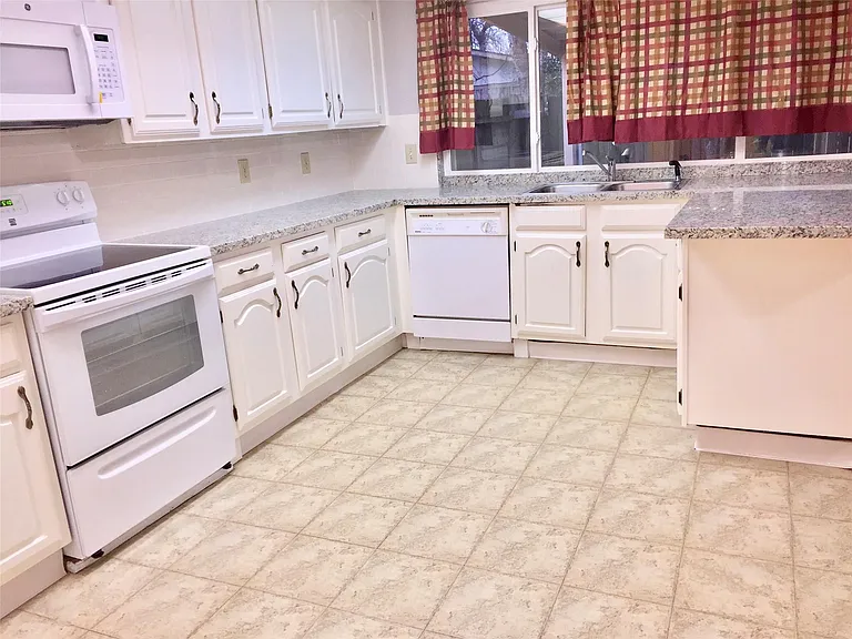 7334 La Granada Dr — Photo 9