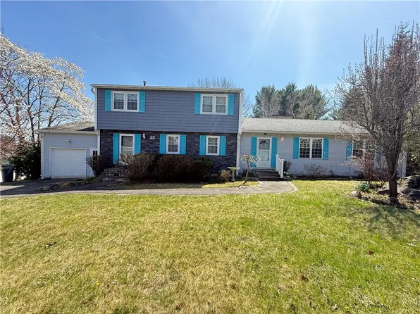 22 Chicory Ln, Cranston, RI 02921