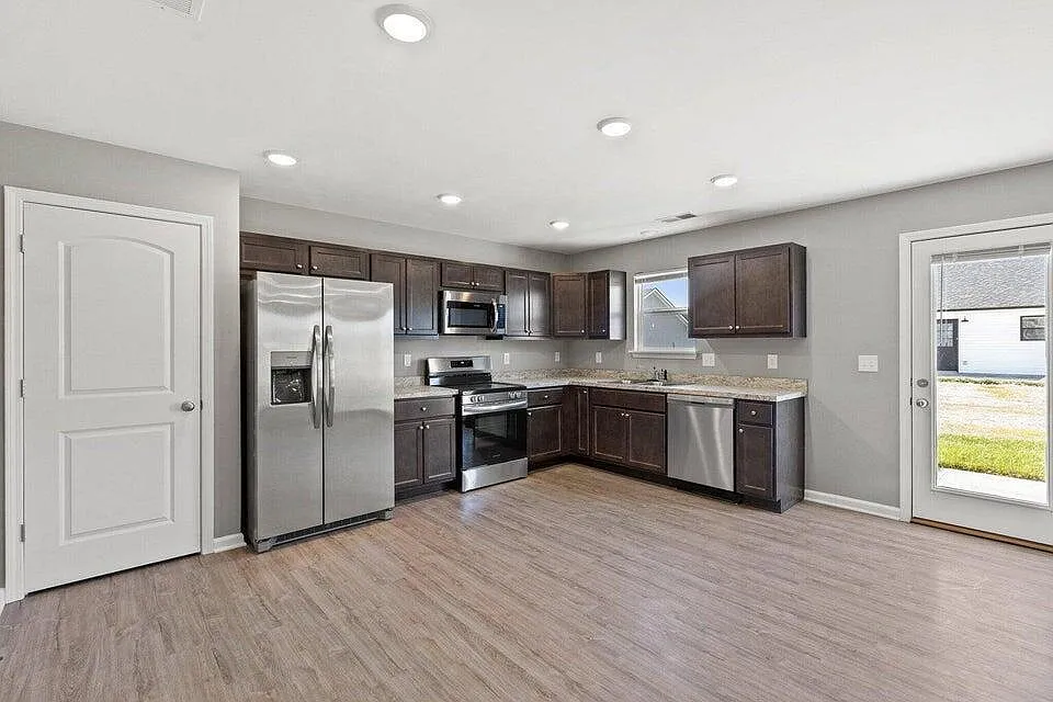 4 bed, 2.5 bath, 1900 sqft, $2,500 — Photo 2