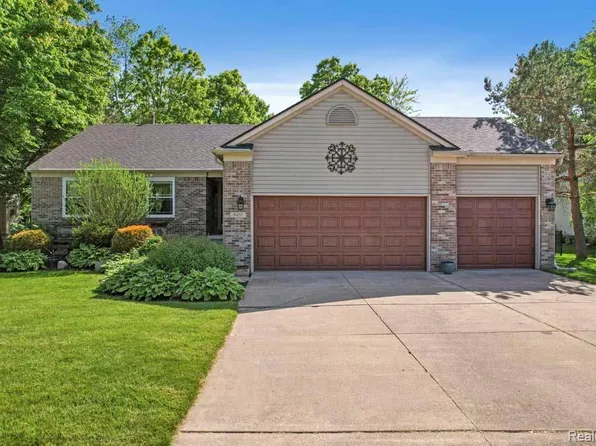 9450 Sandlewood Ct, Whitmore Lake, MI 48189