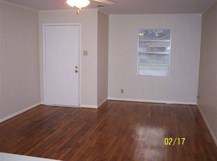 2nd image of 1002 San Saba St