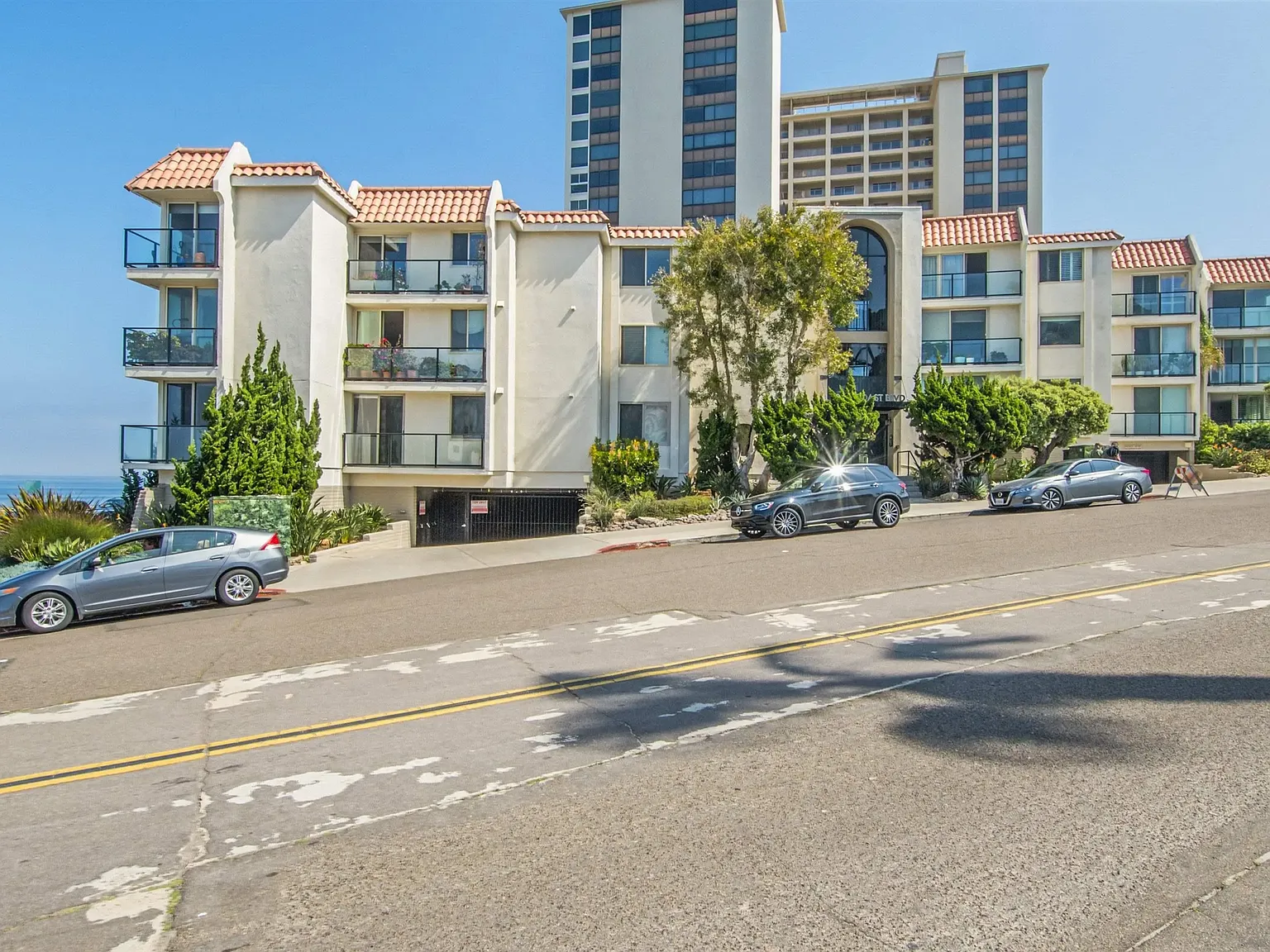 2 bed, 2.0 bath, 1161 sqft, $8,950 — Photo 2