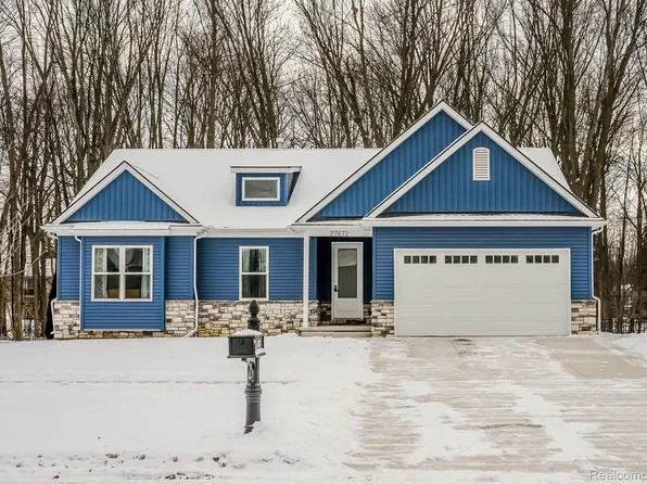 27672 Coleridge St, Harrison Township, MI 48045