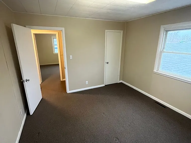 614 E Streeter Ave — Photo 7