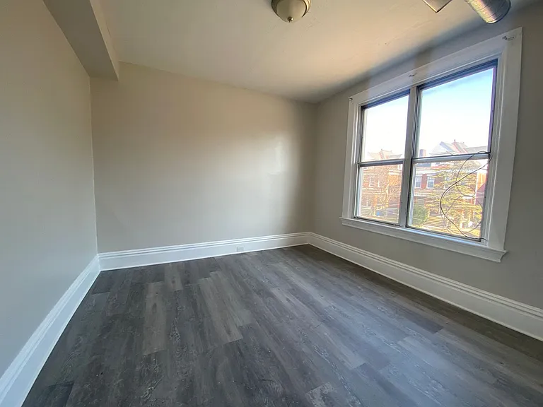 3 unit building in central area of Bellevue and steps away from Avalon areas of Pittsburgh. — Photo 8