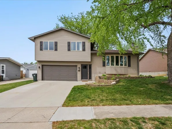2213 Coventry Ln, Cedar Falls, IA 50613