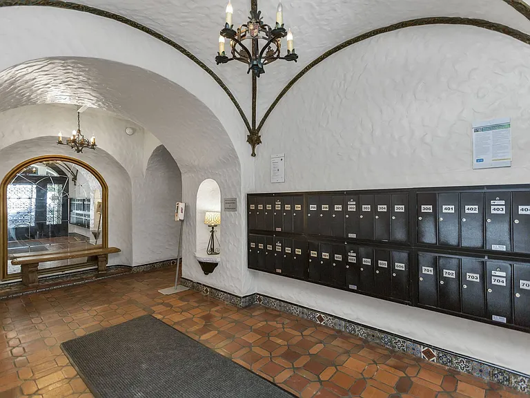 Lobby with a chandelier and lockers