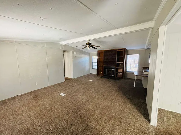 322 Derrick St — Photo 5