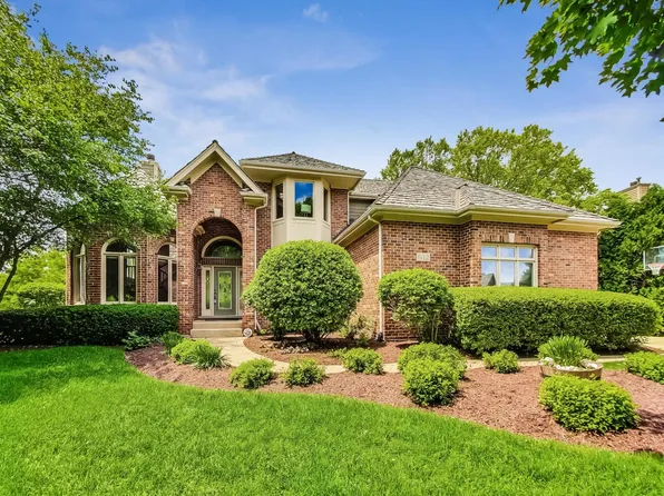 612 Waters Edge Dr, South Elgin, IL 60177