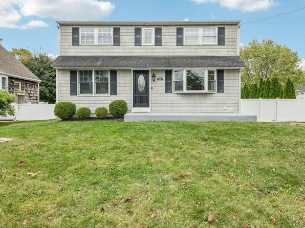 15 Palm Street, Lindenhurst, NY 11757