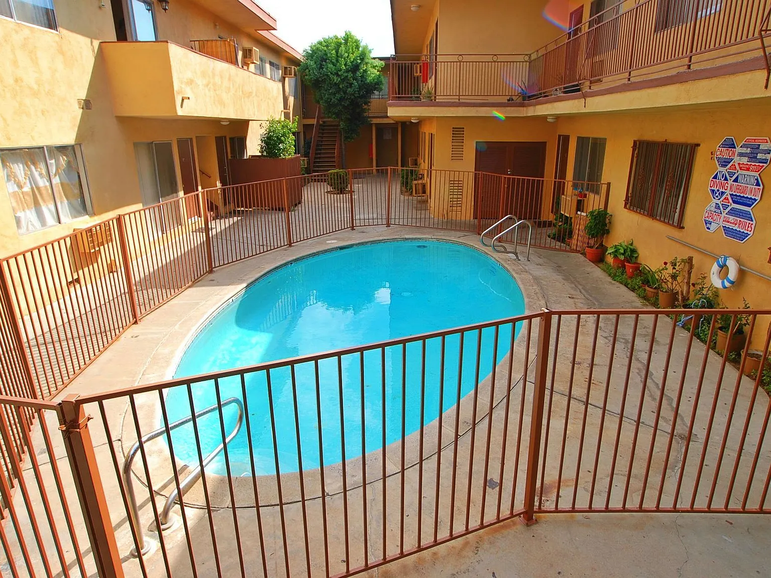 Roscoe Villa Apts — Photo 2