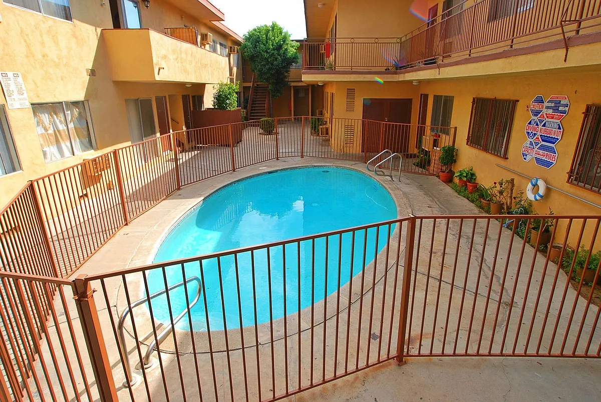 Building Photo - Roscoe Villa Apts