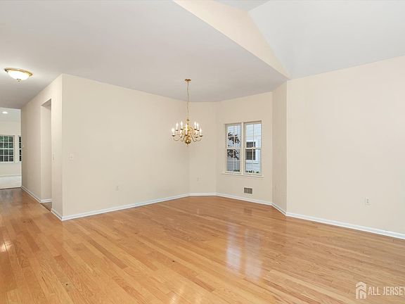 4th image of 103 Ridgway St