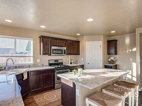 KITCHEN WITH QUARTZ COUNTERS