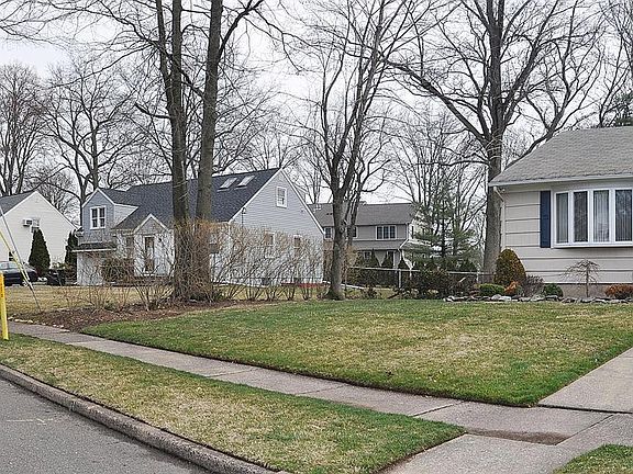 2nd image of 33 Berwyn Pl #1X