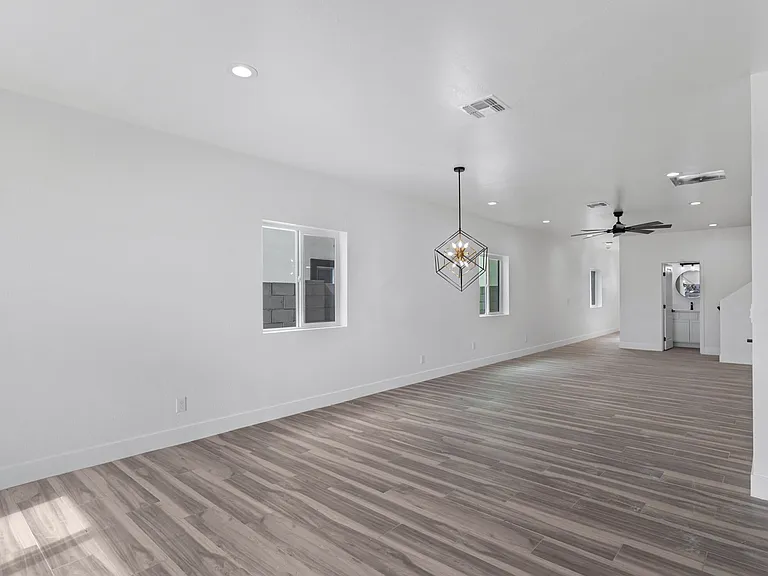 1527 W Hadley St #1 — Photo 2