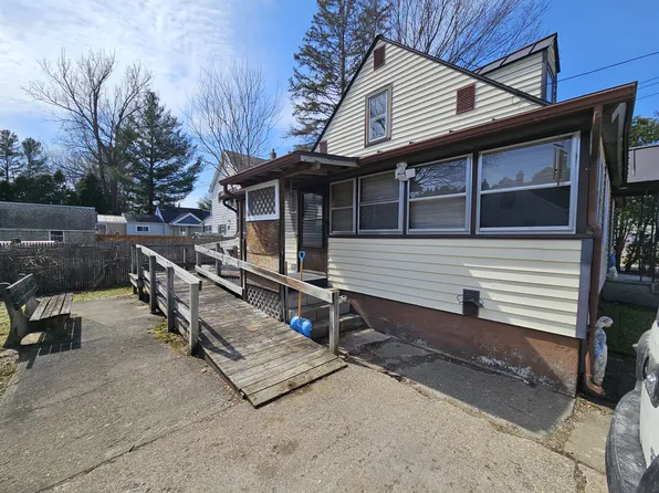 4 Wrisley St, Essex Junction, VT 05452