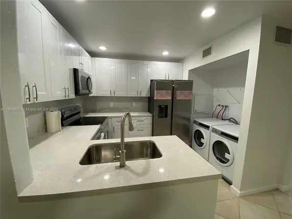 3524 Gardens East Dr APT B, Palm Beach Gardens, FL 33410