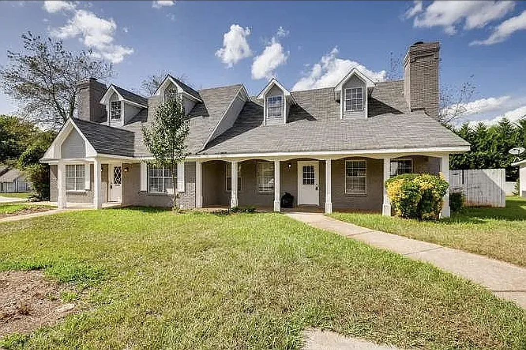 3 bed, 2208 sqft, $1,800 — Photo 1