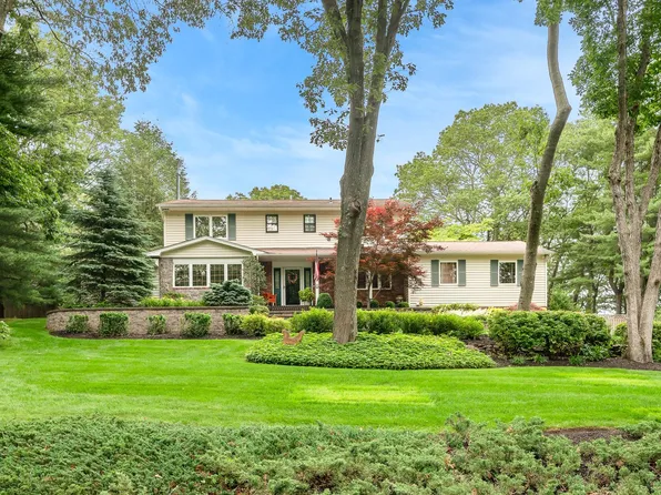 5 Hills Park Lane, Smithtown, NY 11787