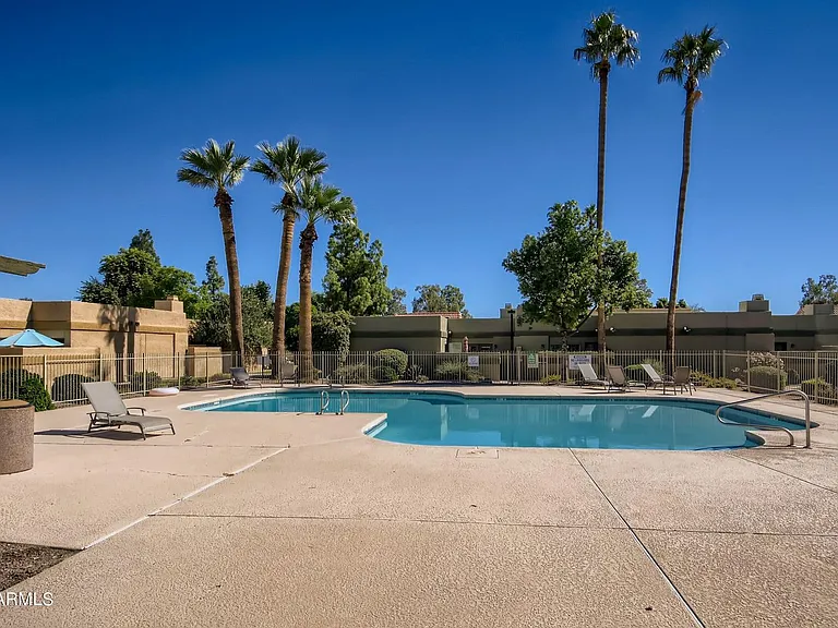 1316 E Susan Ln — Photo 29