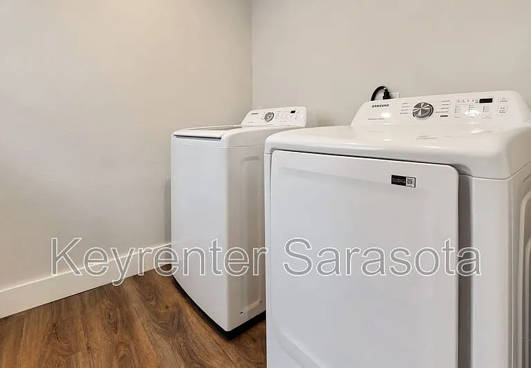 2066 Roselawn St — Photo 22