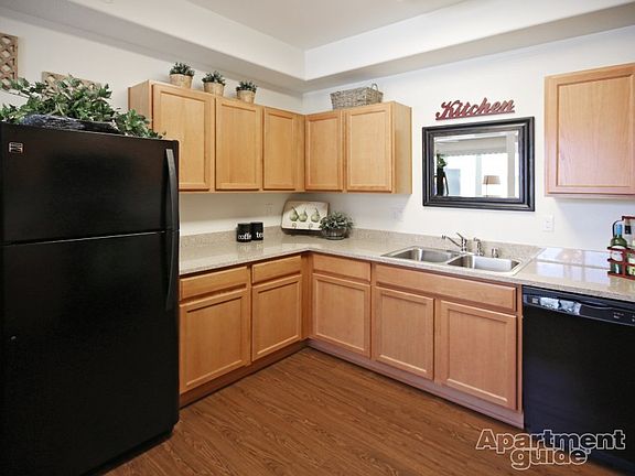 Reno, NV Edgewater at Virginia Lake apartments kitchen dinin