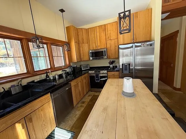 2 bed, 2.0 bath, 2191 sqft, $4,000 — Photo 3