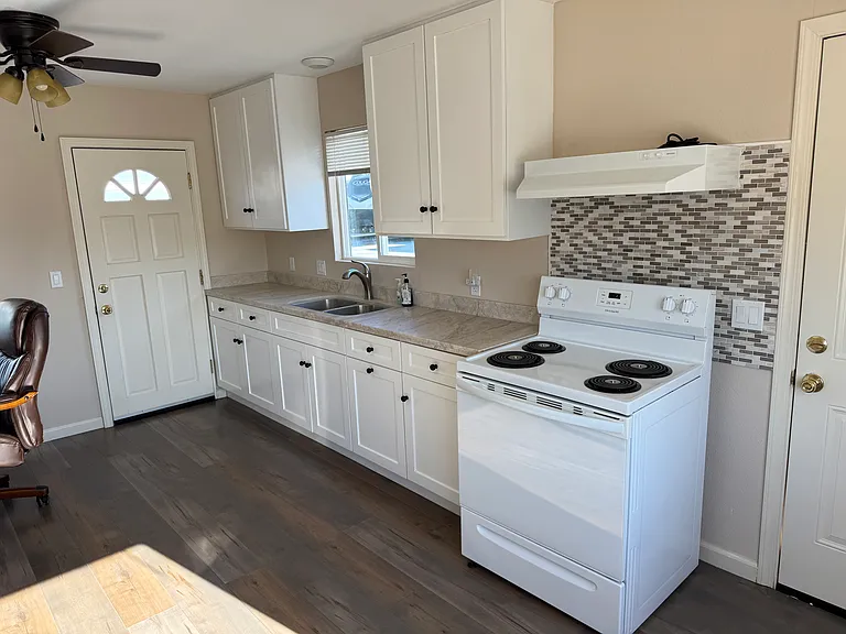 43813 Sierra Hwy — Photo 6