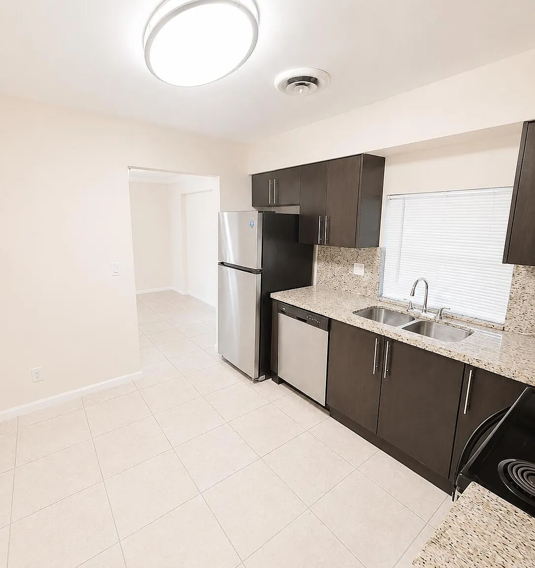 3 bed, 2.0 bath, 1300 sqft, $3,250 — Photo 2
