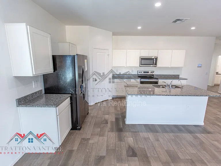 1330 W Hess Ave — Photo 16